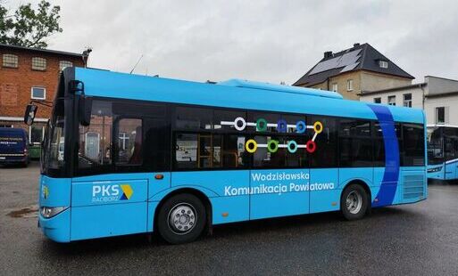 niebieski autobus