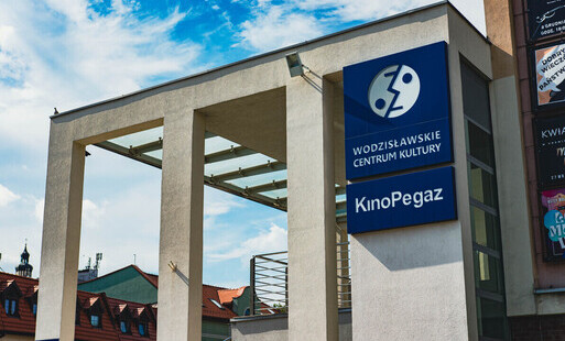 Szyld Kina Pegaz na budynku Wodzisławskiego Centrum Kultury