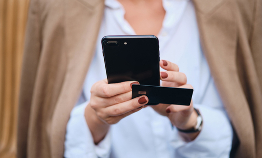 Płacenie kartą w aplikacji mobilnej