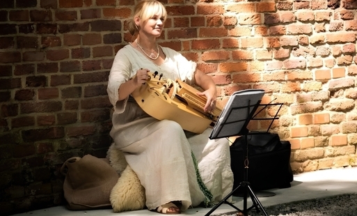Katarzyna Bor gra na lirze przy Baszcie Rycerskiej