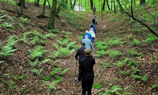 Ludzie spacerujący po wodzisławskim Grodzisku