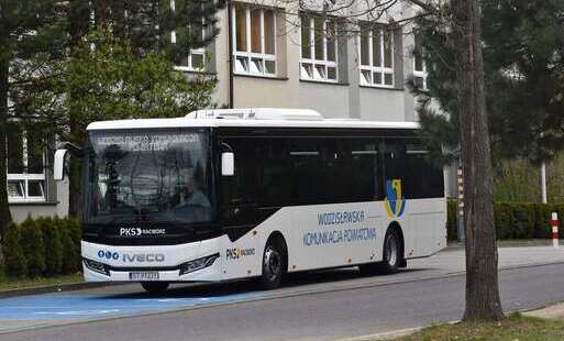 biały autobus