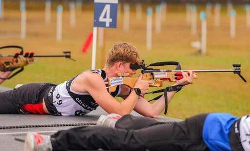 Chłopak na strzelnicy biathlonowej