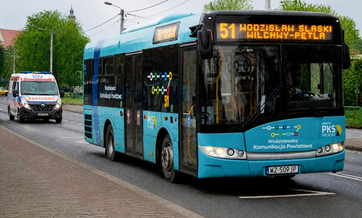 niebieski autobus