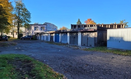 Droga wewnętrzna przy grażach na osiedlu 1 Maja
