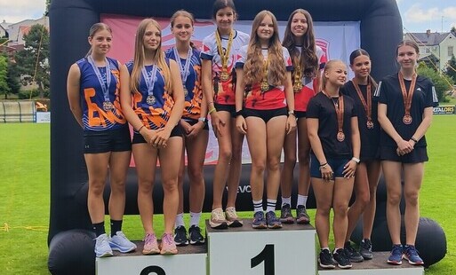 dziewczyny na pudłach z 1, 2, 3 miejscem